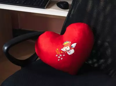 หมอนอิงรูปหัวใจสีแดง